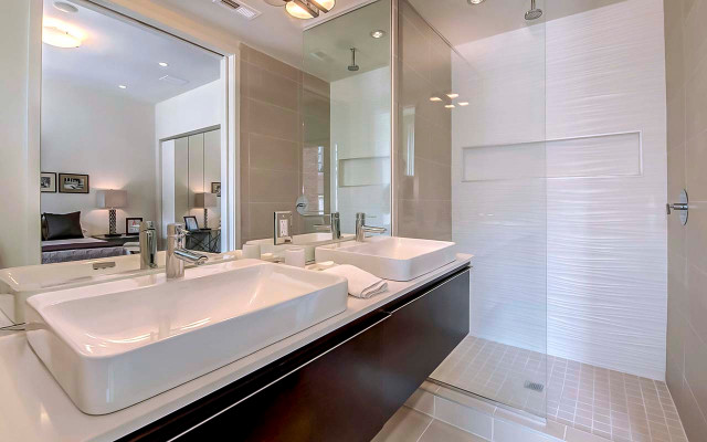 Penthouse Condominium in Washington DC moderno-cuarto-de-bano