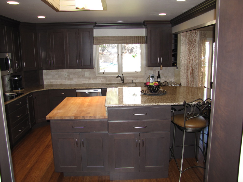 Inspiration for a mid-sized transitional home design remodel