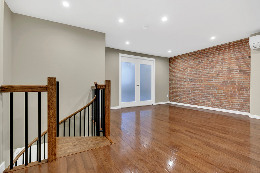 Diseño de salón abierto moderno de tamaño medio con paredes multicolor, suelo de madera en tonos medios y suelo marrón
