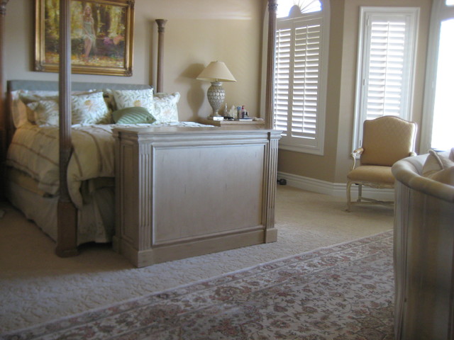 Traditional end of bed furniture with hidden TV inside - Traditional -  Bedroom - Miami - by TV Lift Cabinet by Cabinet Tronix | Houzz