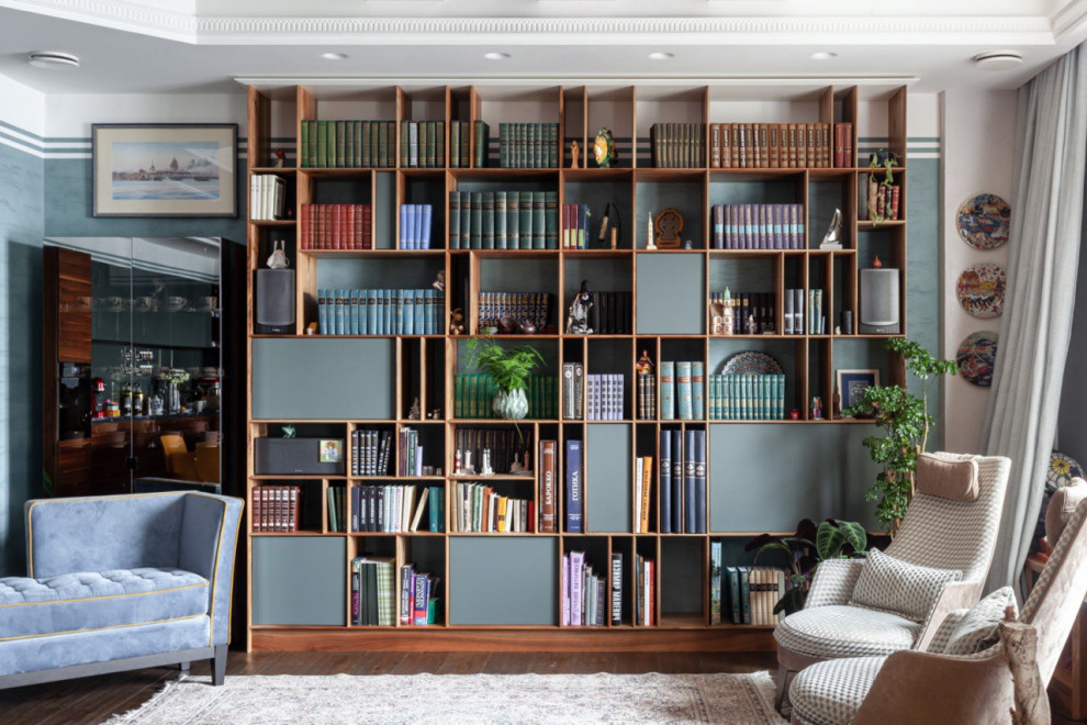 Cette image montre un grand salon gris et blanc design avec une bibliothèque ou un coin lecture, un mur gris, un sol en bois brun et un téléviseur fixé au mur.