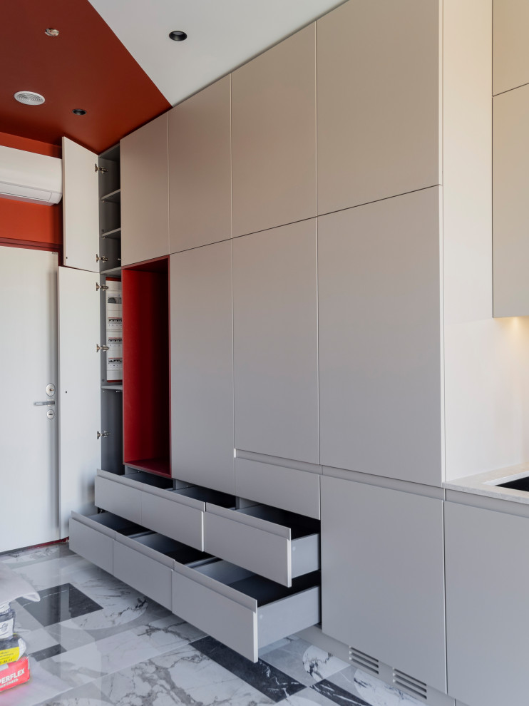 Большая стильная кухня в неоклассическом стиле в светлых тонах