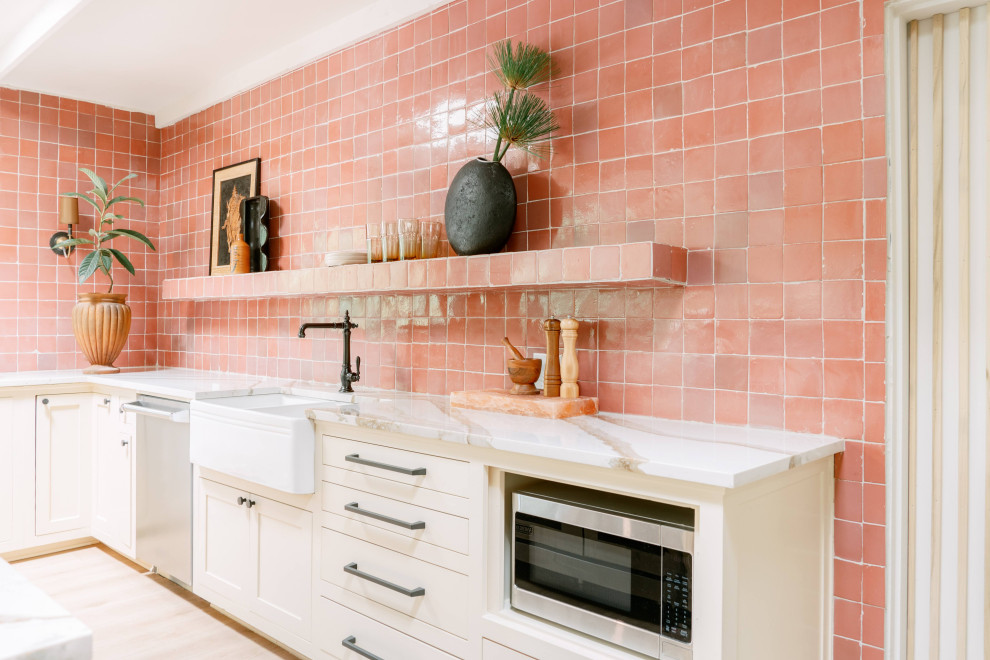Zellige Desert Pink Kitchen by Queer Eye - Amerikanischer Südwesten ...
