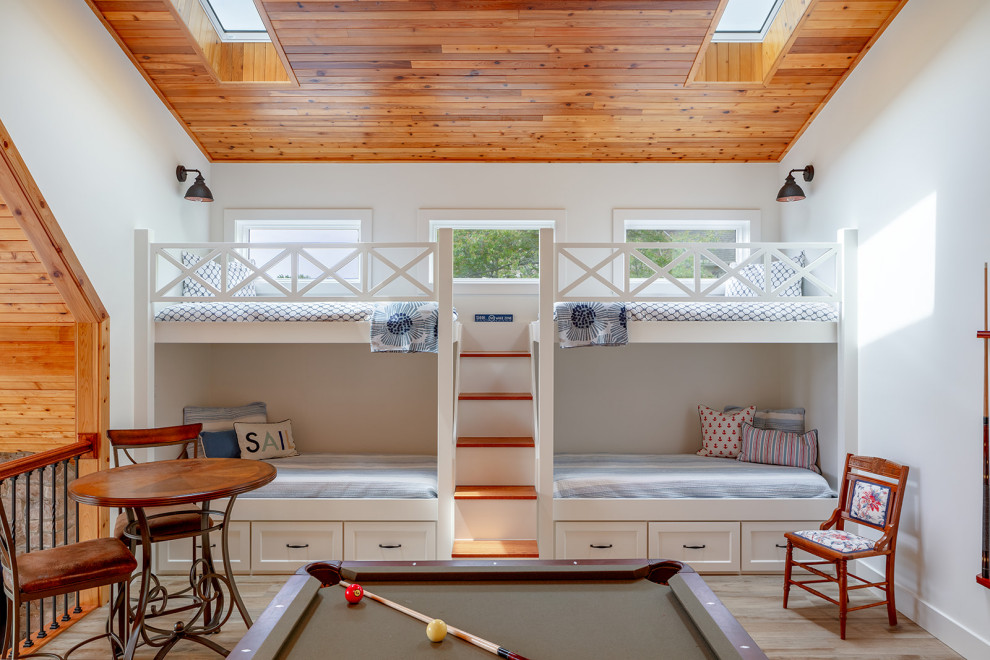 Immagine di una grande cameretta per bambini stile marino con pareti bianche, pavimento in vinile, pavimento grigio e travi a vista