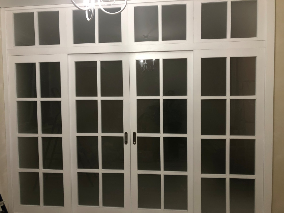 Раздвижная перегородка из массива дерева со стеклом