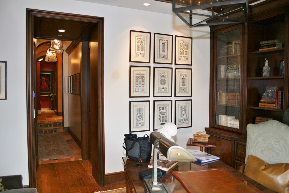 Photo of a traditional home office in Orange County.
