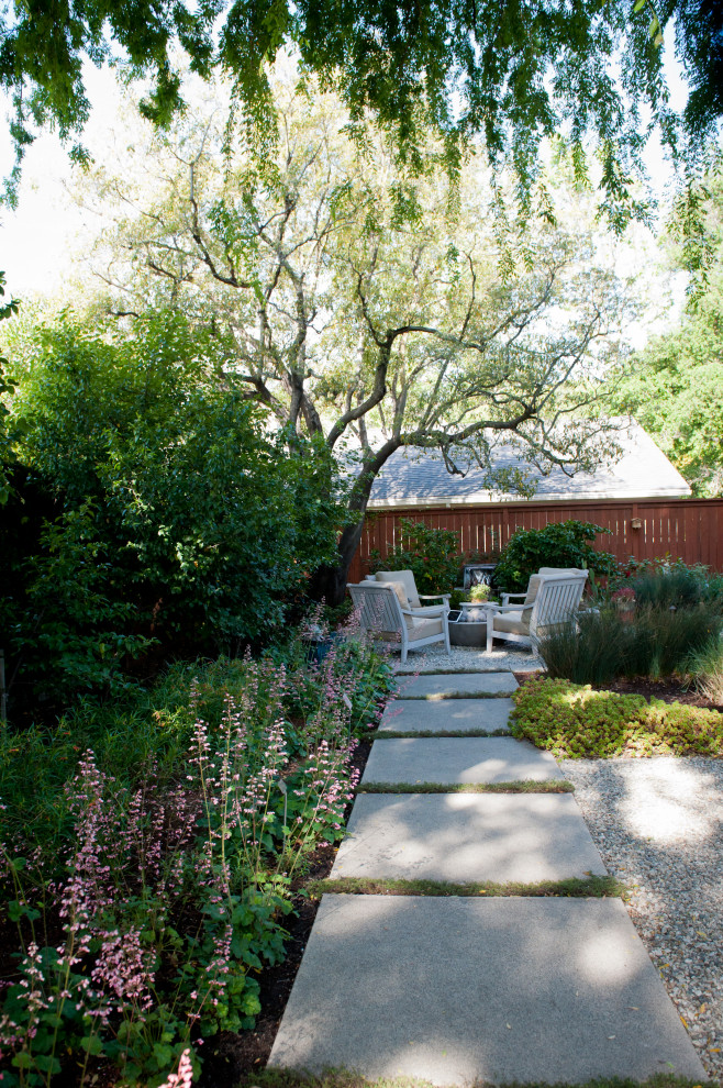 Идея дизайна: большой двор на заднем дворе в современном стиле с местом для костра и мощением тротуарной плиткой без защиты от солнца