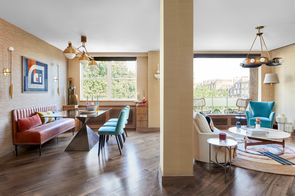 Идея дизайна: гостиная-столовая среднего размера в стиле ретро с паркетным полом среднего тона, коричневым полом, обоями на стенах и разноцветными стенами