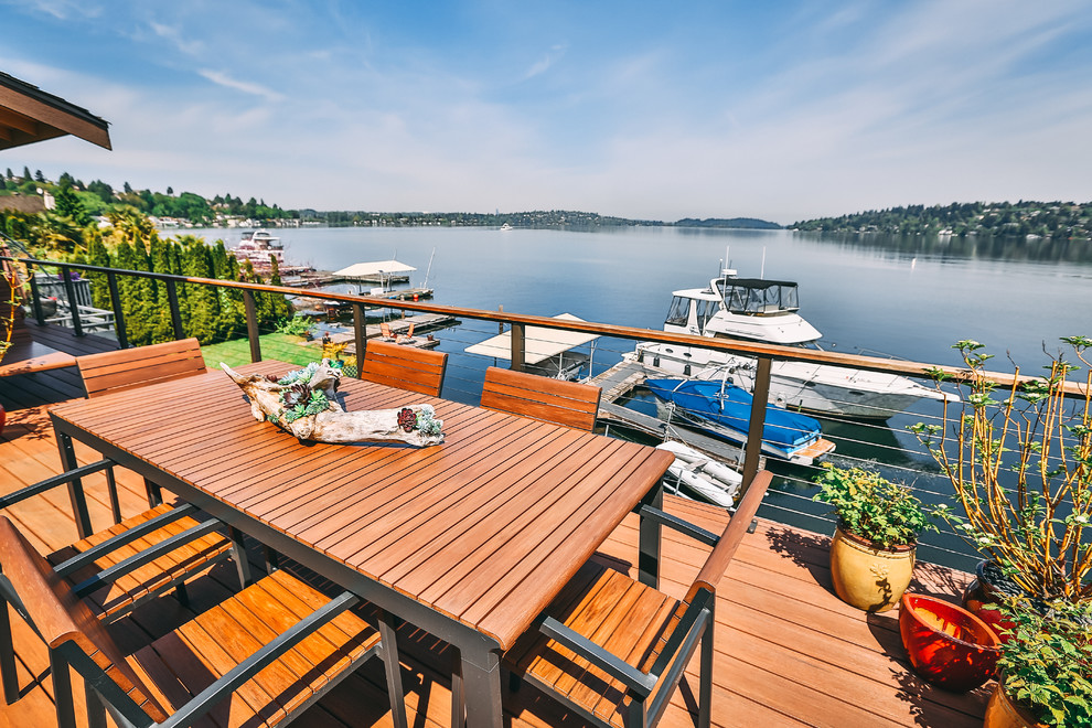 Design ideas for a mid-sized modern backyard deck in Seattle.