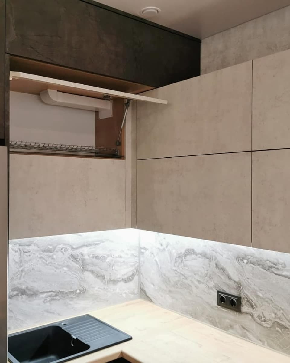 Угловая кухня белого молочного и темно-коричневого цвета с барной стойкой