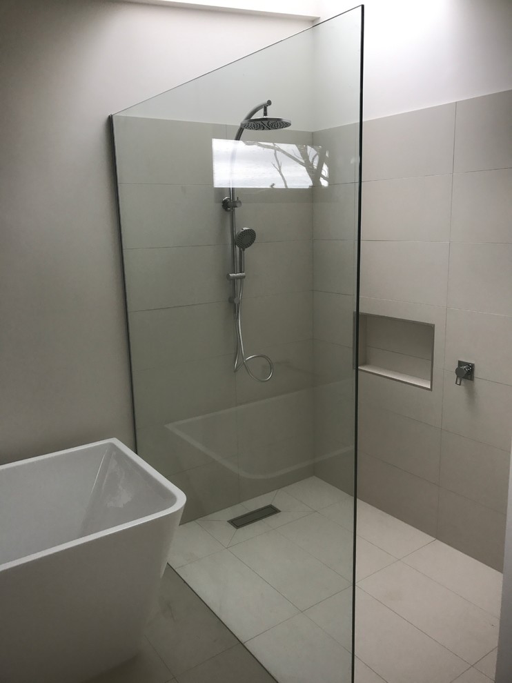 Photo of a beach style bathroom in Melbourne.