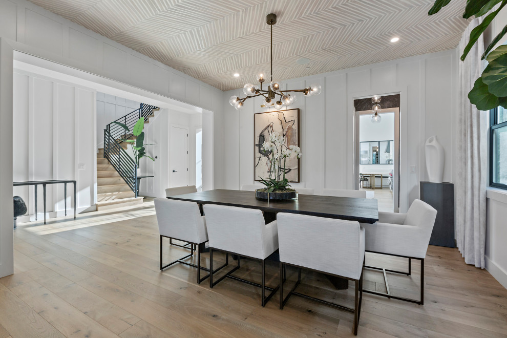 Dining room - transitional dining room idea in San Francisco