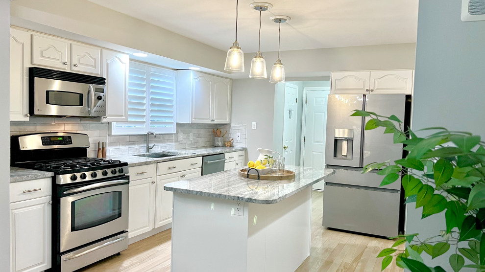Kitchen - transitional kitchen idea