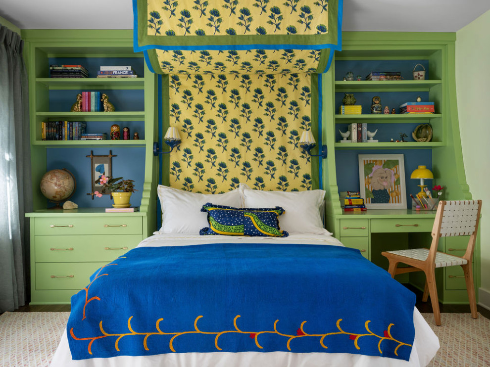 Пример оригинального дизайна: нейтральная детская среднего размера в классическом стиле с спальным местом, зелеными стенами, паркетным полом среднего тона и коричневым полом