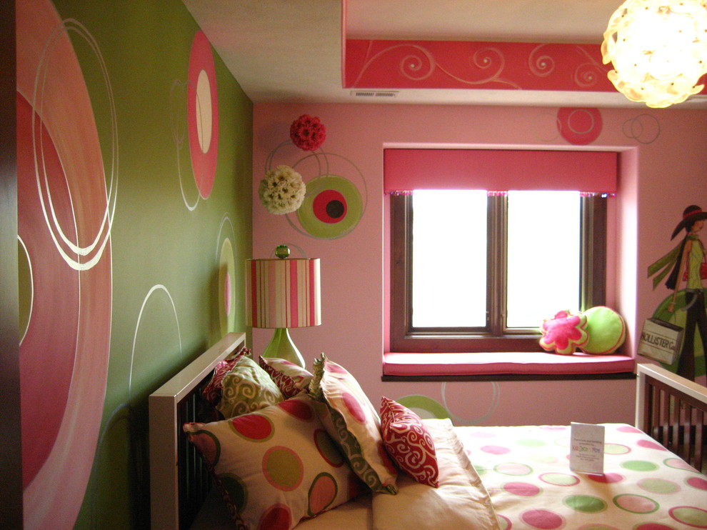 Traditional kids' room in Omaha.