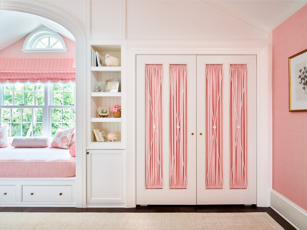 Свежая идея для дизайна: спальня среднего размера в классическом стиле с розовыми стенами, темным паркетным полом, коричневым полом и обоями на стенах без камина - отличное фото интерьера
