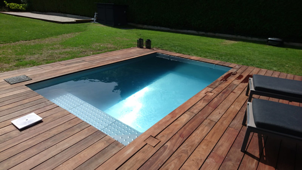 Design ideas for a contemporary swimming pool in Lyon.