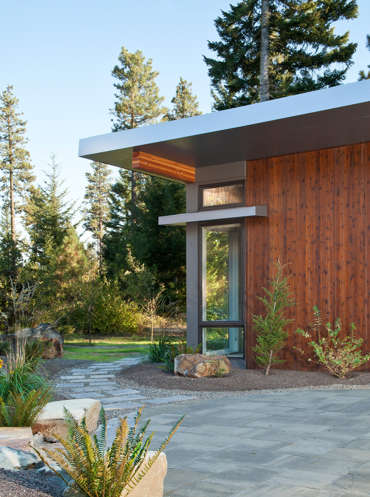 This is an example of a medium sized modern house exterior in Seattle.