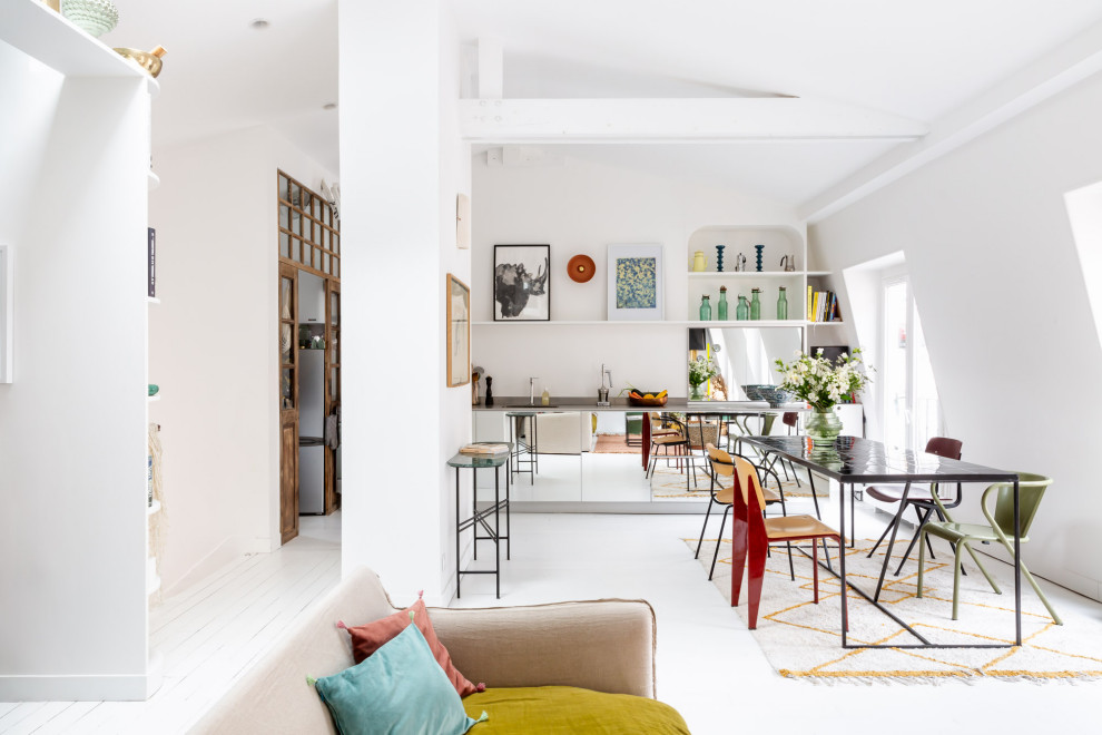 Salle à manger ouverte sur le salon?[Cette image montre salle à manger ouverte sur le salon With un mur blanc, un sol blanc and éclairage.]:[Cette image montre salles à manger ouvertes sur le salon With un mur blanc, un sol blanc and éclairage.]