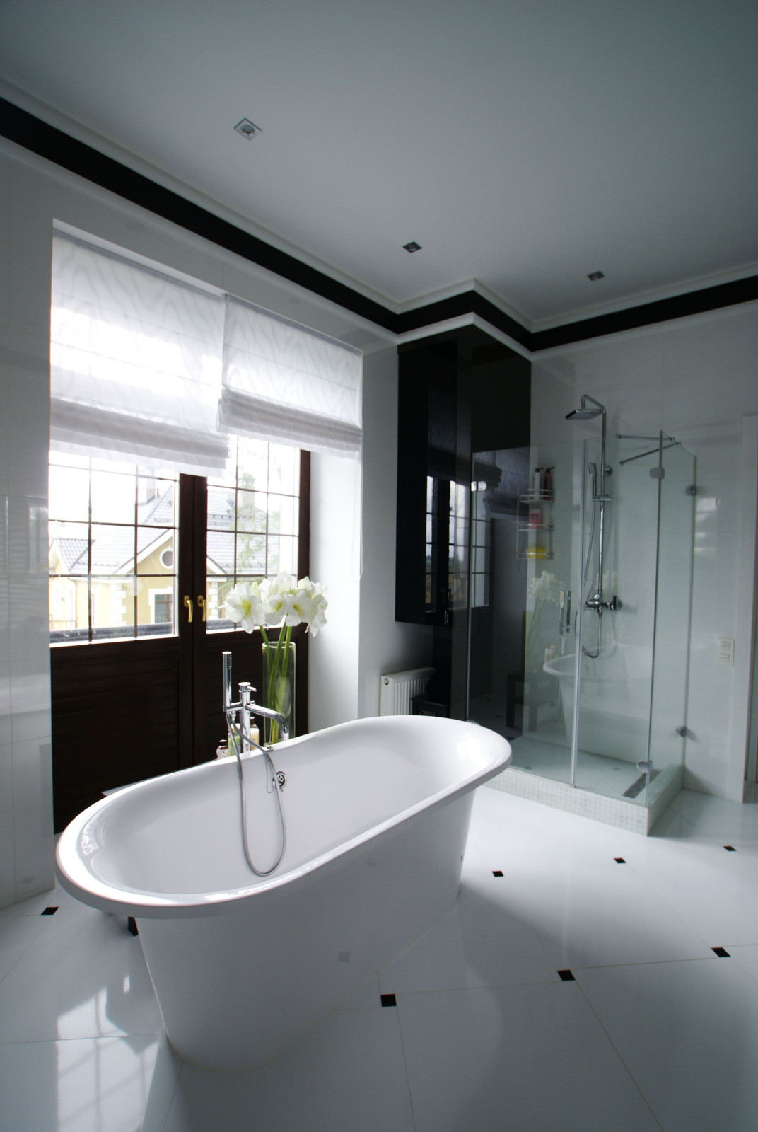 Монохромная ванная комната
