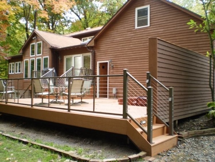 This is an example of a traditional deck in Cleveland.