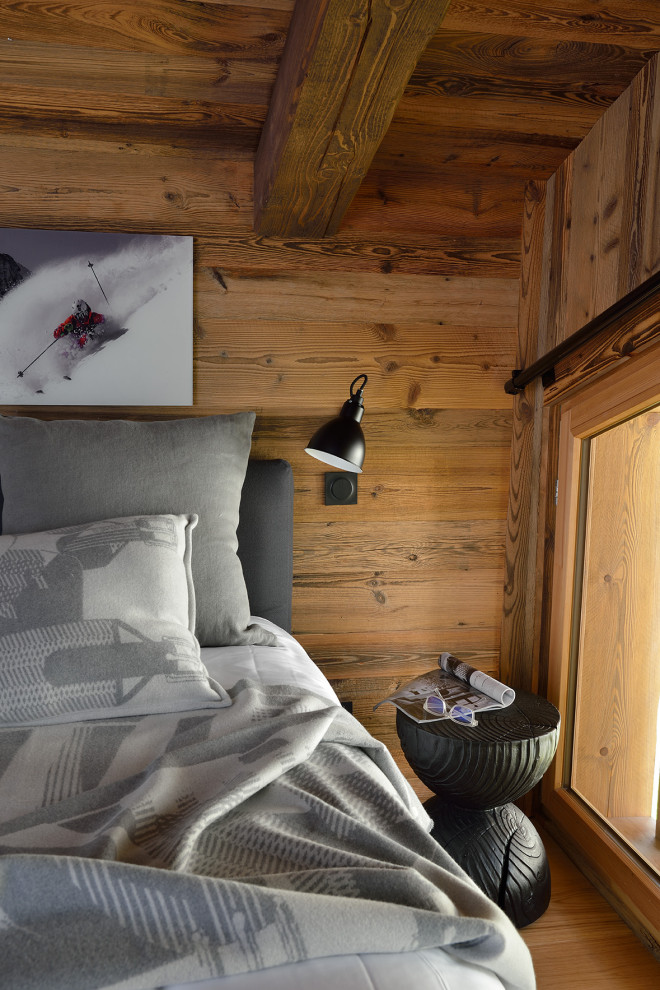 Diseño de dormitorio gris y blanco actual con suelo de madera clara, madera y madera