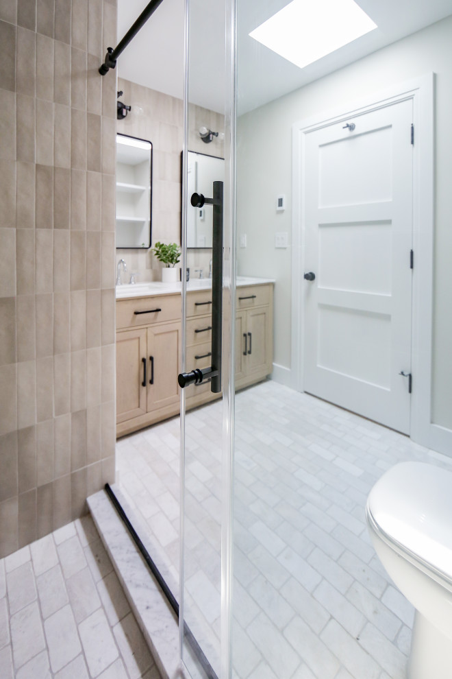 Exempel på ett stort modernt vit vitt en-suite badrum, med möbel-liknande, beige skåp, en öppen dusch, en toalettstol med hel cisternkåpa, beige kakel, keramikplattor, vita väggar, klinkergolv i terrakotta, ett nedsänkt handfat, bänkskiva i kvarts, vitt golv och dusch med gångjärnsdörr