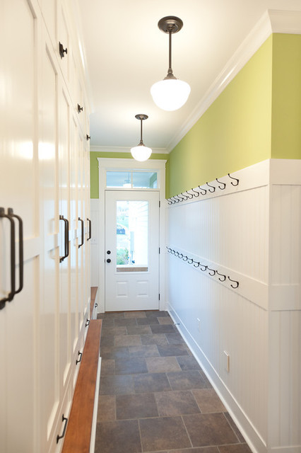Mill Cabinet Shop Mudroom and Baths modern-eingang
