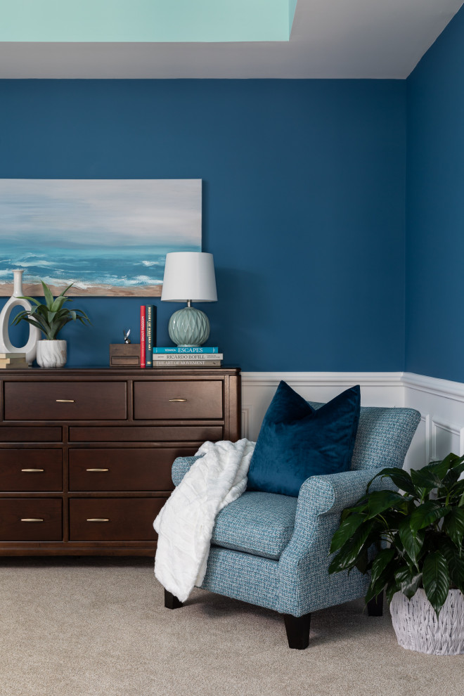 Esempio di una piccola camera matrimoniale costiera con pareti blu, moquette, pavimento beige, soffitto ribassato e pannellatura