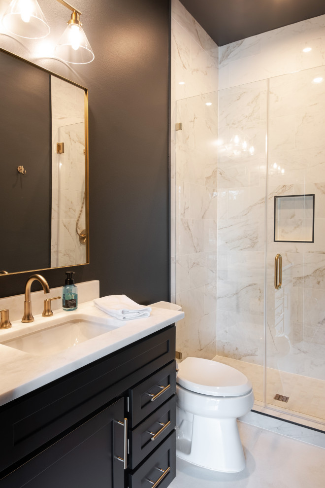 Inspiration för mellanstora klassiska vitt badrum, med svarta skåp, svarta väggar, ett undermonterad handfat, bänkskiva i kvartsit, vitt golv, dusch med gångjärnsdörr, skåp i shakerstil, en dusch i en alkov, vit kakel, stenhäll och klinkergolv i porslin