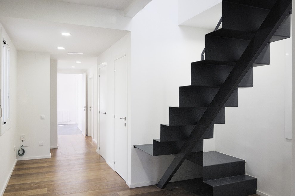 Small contemporary metal floating staircase in Barcelona with metal risers.