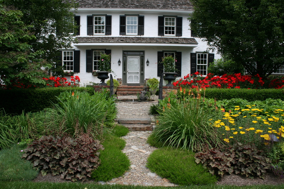 Photo of a mid-sized traditional front yard partial sun formal garden in Philadelphia with a water feature and gravel.