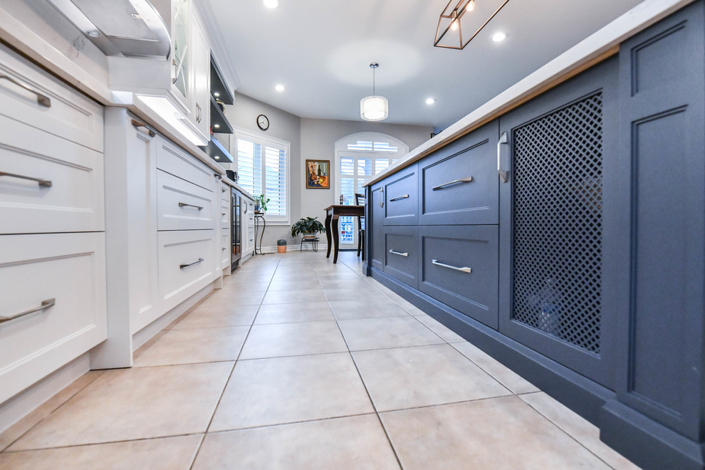 Transitional kitchen photo in Toronto