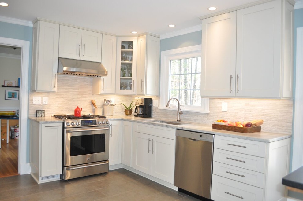 Example of a mid-sized transitional l-shaped porcelain tile eat-in kitchen design in Richmond with an undermount sink, shaker cabinets, white cabinets, quartzite countertops, white backsplash, stone tile backsplash and stainless steel appliances