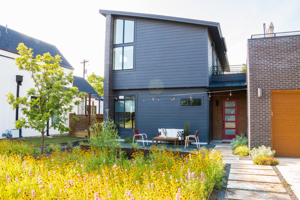 Idee per un giardino minimalista esposto in pieno sole di medie dimensioni e davanti casa in primavera con ghiaia e recinzione in legno