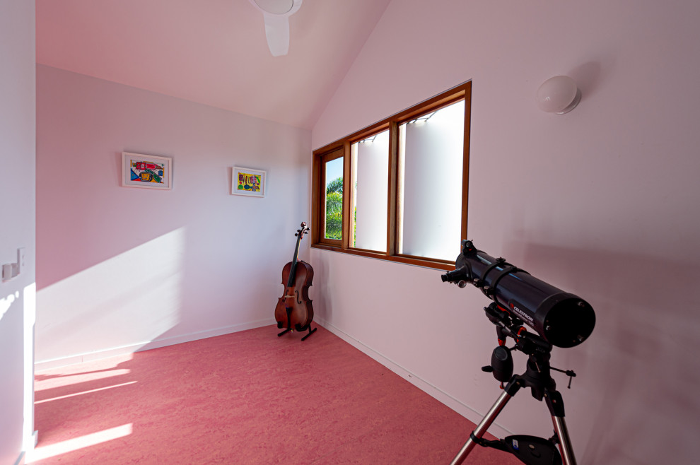 Immagine di una piccola cameretta per bambini moderna con pareti bianche, pavimento in linoleum, pavimento rosa e soffitto a volta
