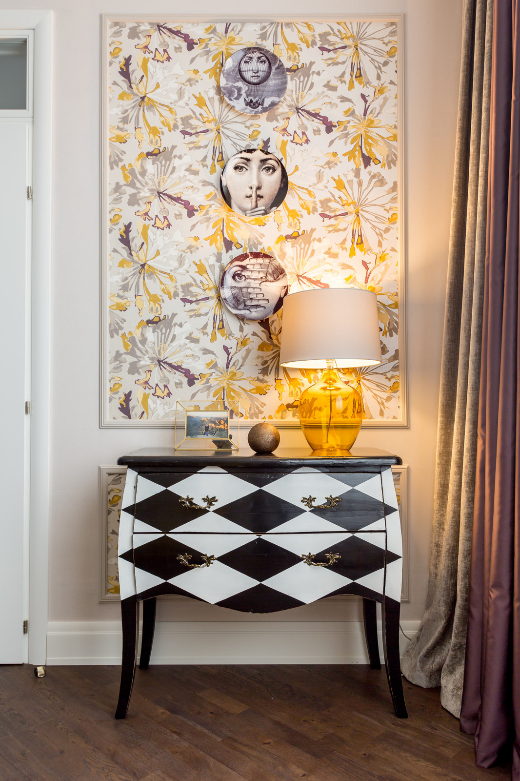 Белое, черное и яркие тона - реализованный проект квартиры в Москве.