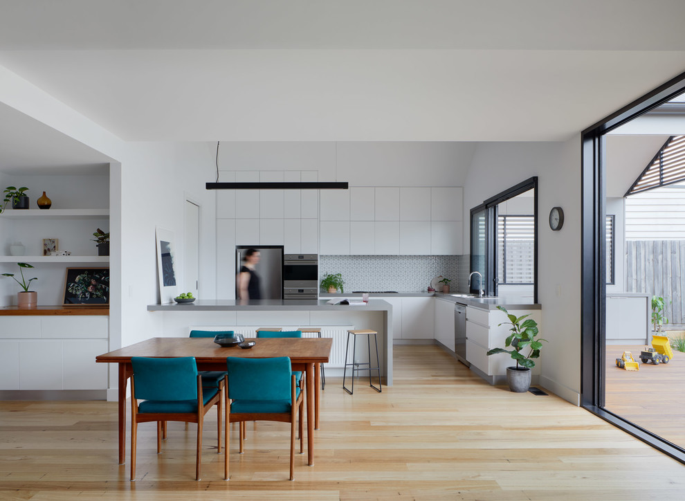 Inspiration for a large contemporary kitchen in Melbourne.