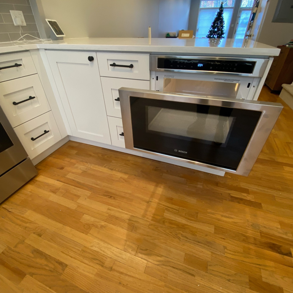 Kitchen - transitional kitchen idea in Chicago