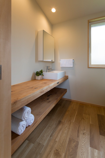 堀内の家_リビングとデッキが繋がる開放的な住まい skandinavisch-gaestetoilette