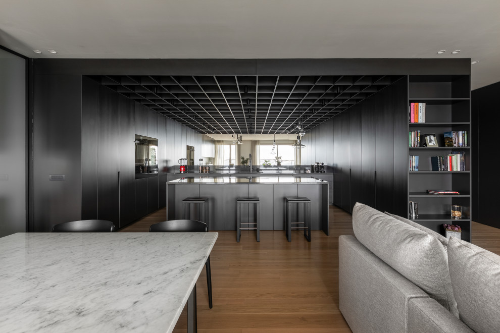 Стильный дизайн: огромная гостиная комната в стиле модернизм с светлым паркетным полом и кессонным потолком - последний тренд