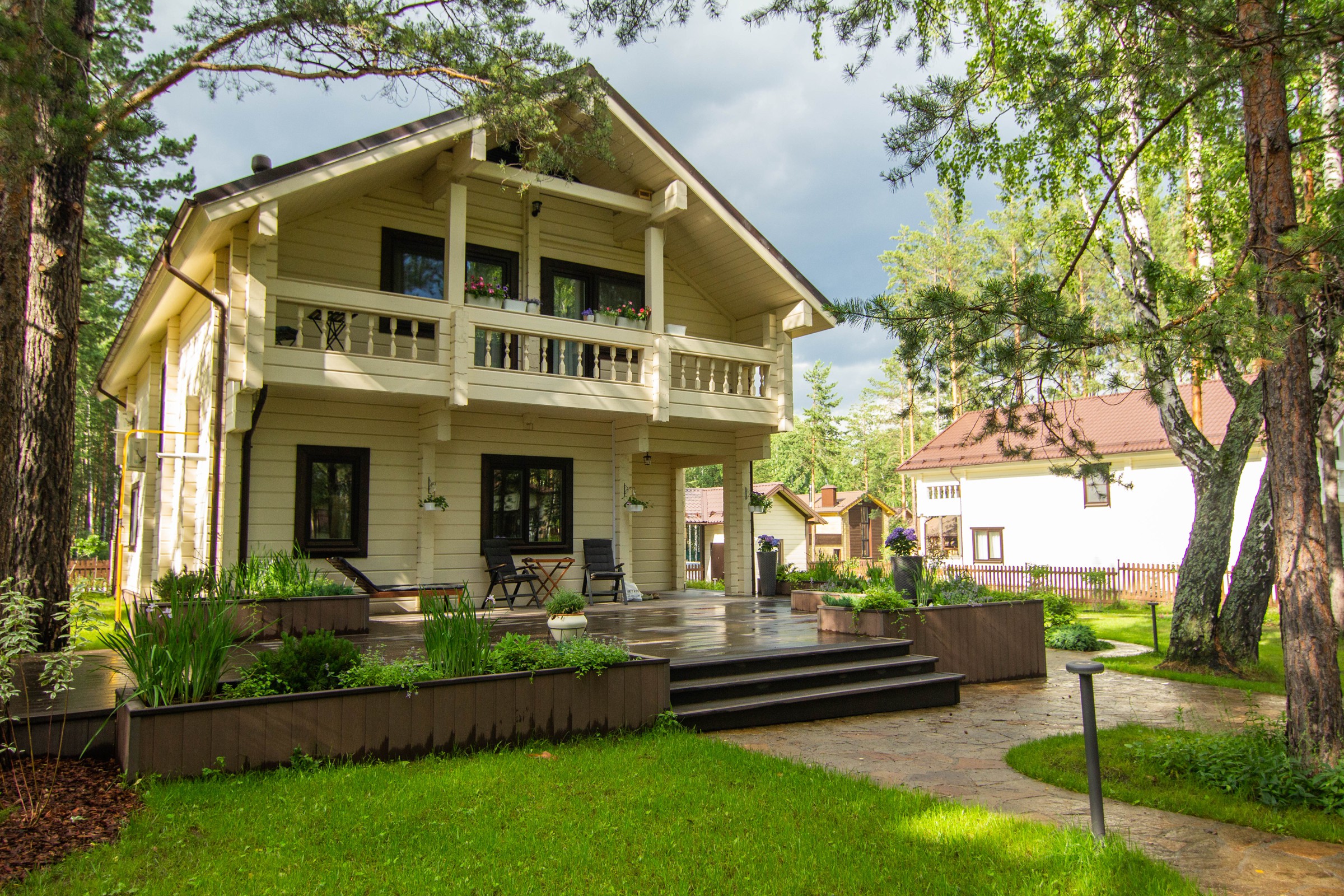 Тенистая терраса в саду