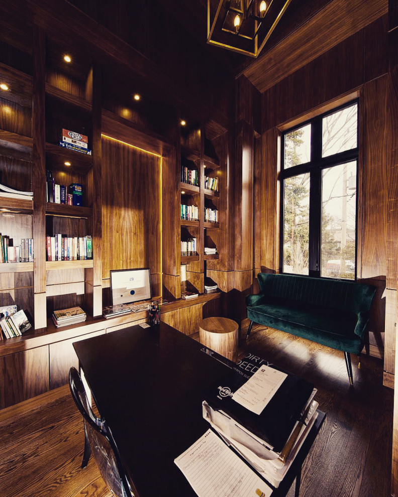 Источник вдохновения для домашнего уюта: большой домашняя библиотека в стиле неоклассика (современная классика) с коричневыми стенами, отдельно стоящим рабочим столом, коричневым полом, деревянным потолком и деревянными стенами