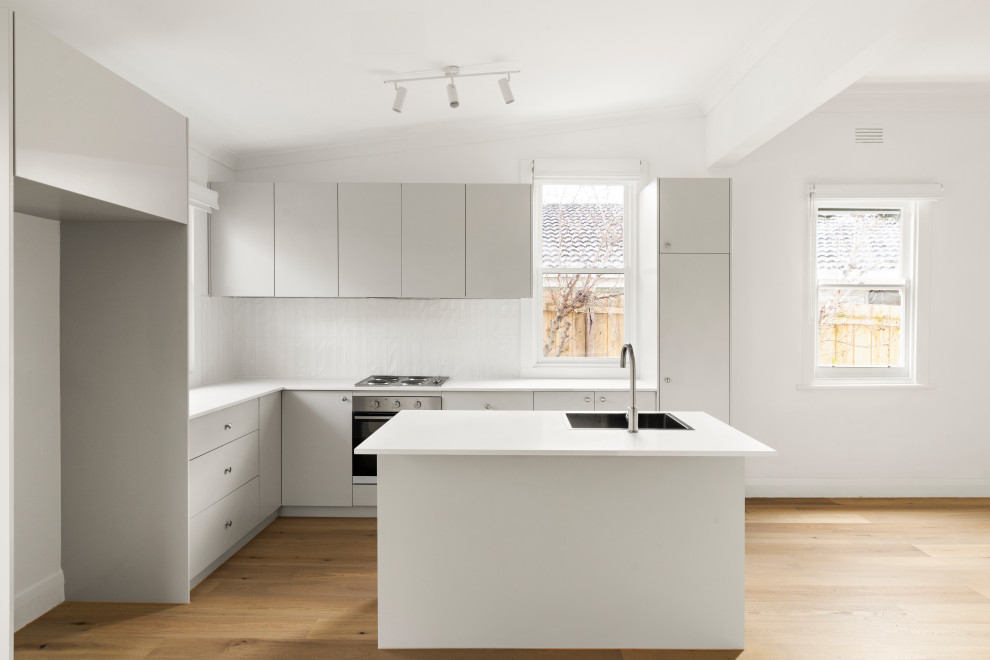 Geelong, VIC Modern Kitchen