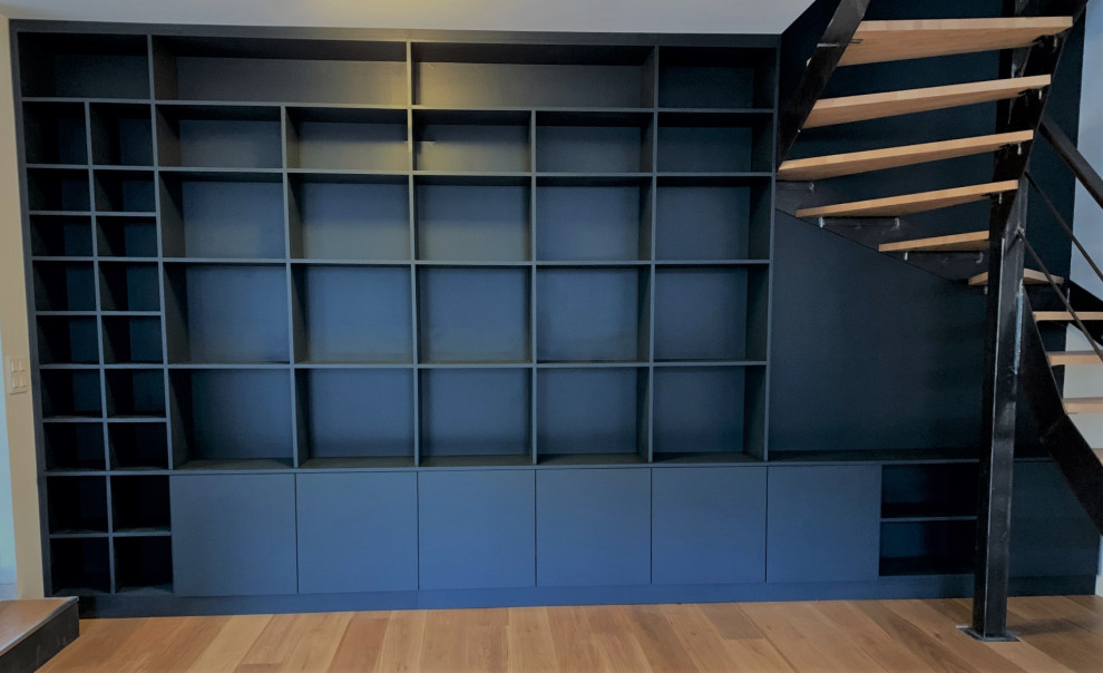 Свежая идея для дизайна: большая открытая гостиная комната в скандинавском стиле с с книжными шкафами и полками, синими стенами, светлым паркетным полом, деревянным потолком и деревянными стенами без камина, телевизора - отличное фото интерьера