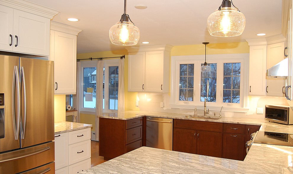Example of a mid-sized transitional u-shaped light wood floor eat-in kitchen design in Boston with an undermount sink, shaker cabinets, white cabinets, quartz countertops, stainless steel appliances and a peninsula