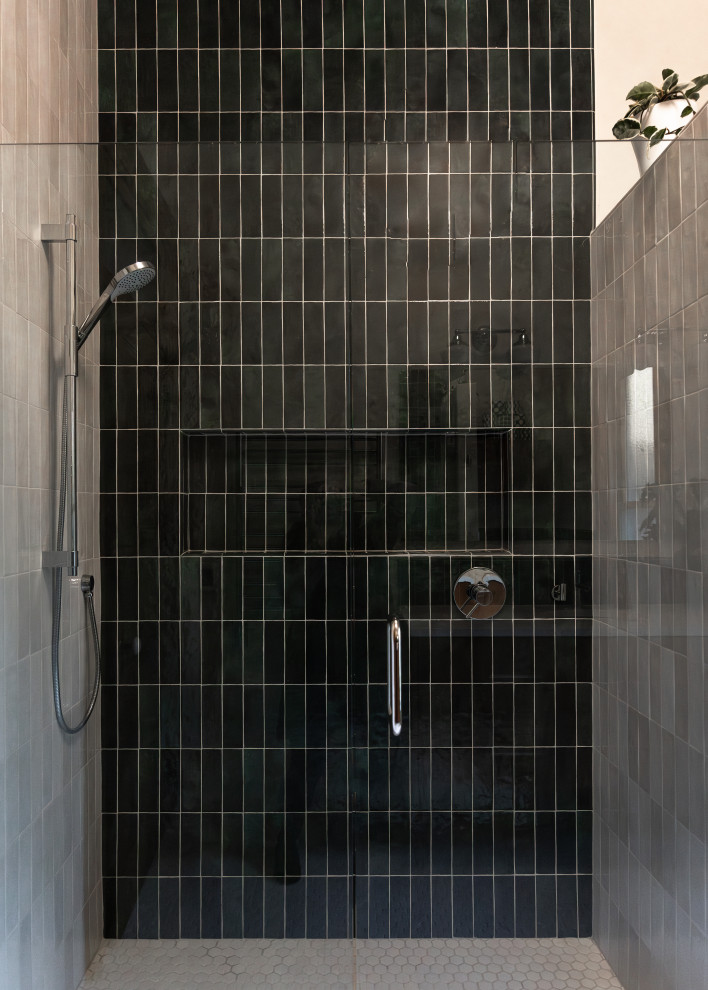 Cette image montre une salle de bain principale victorienne en bois brun avec un placard à porte plane, WC à poser, un plan de toilette en quartz, un plan de toilette blanc, meuble simple vasque et meuble-lavabo suspendu.
