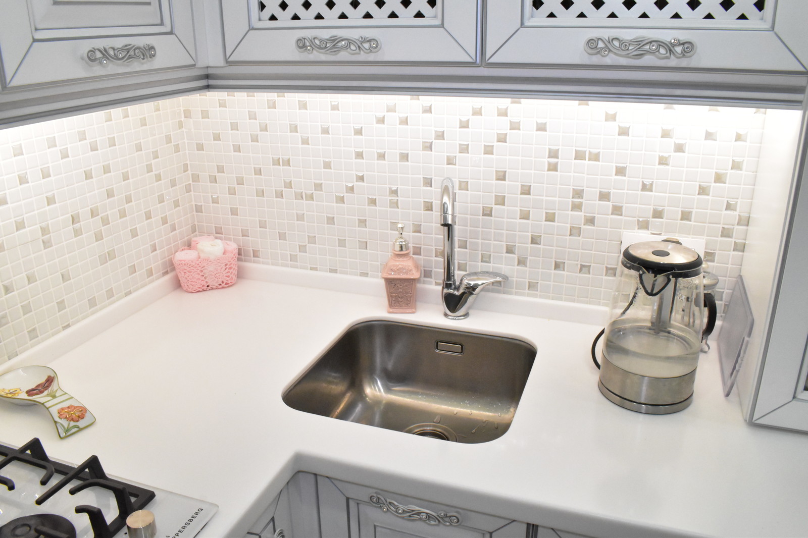 Кухня из массива бука, модель ЭКО в белом цвете с серебряной патиной