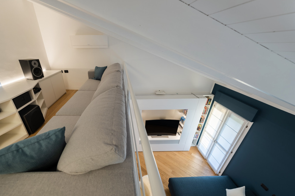 Immagine di un piccolo soggiorno scandinavo aperto con sala della musica, pareti multicolore, parquet chiaro, parete attrezzata, pavimento beige e soffitto in legno