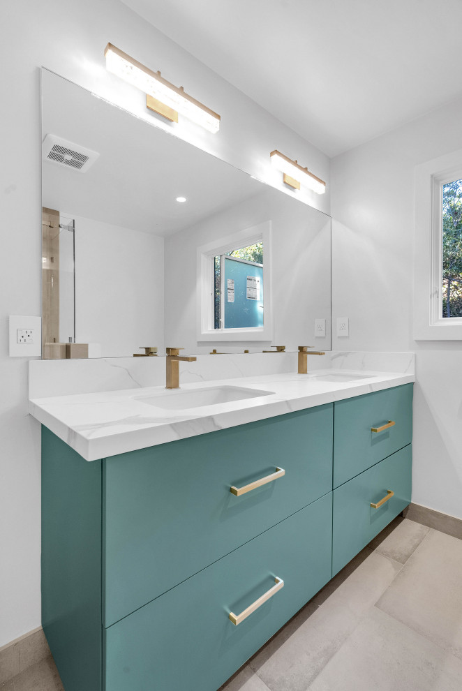 Modernes Badezimmer mit flächenbündigen Schrankfronten, türkisfarbenen Schränken, Badewanne in Nische, Unterbauwaschbecken, Quarzwerkstein-Waschtisch, weißer Waschtischplatte, Doppelwaschbecken und eingebautem Waschtisch in San Francisco